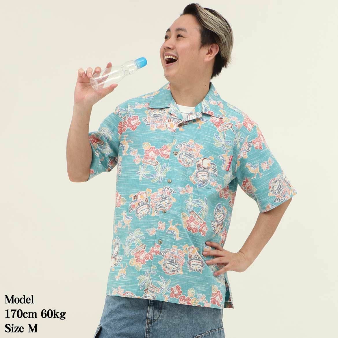 マンゴーハウス　あっちゃめシーサー メンズ 半袖かりゆしウェア　紺色 公式】あっちゃめシーサー｜踊るシーサー×ハイビスカス柄 メンズ開襟