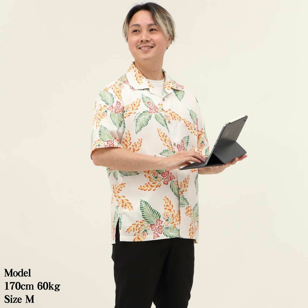 かりゆしウェア　モデル着用