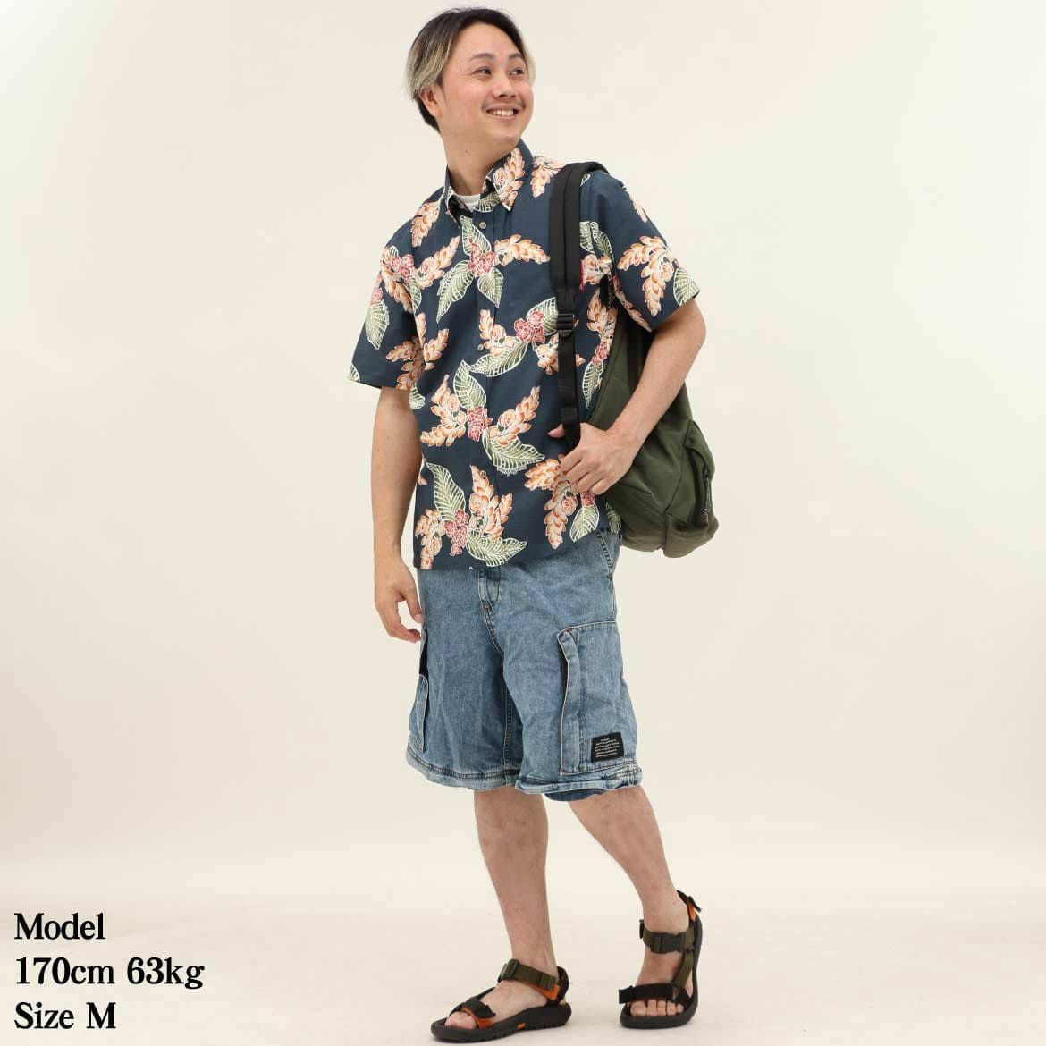 かりゆしウェア　モデル着用