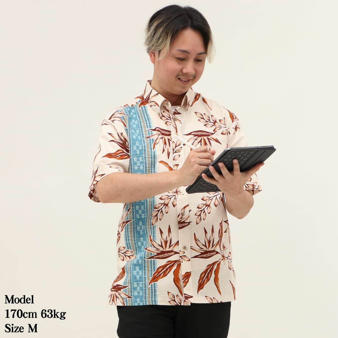 かりゆしウェア　モデル着用