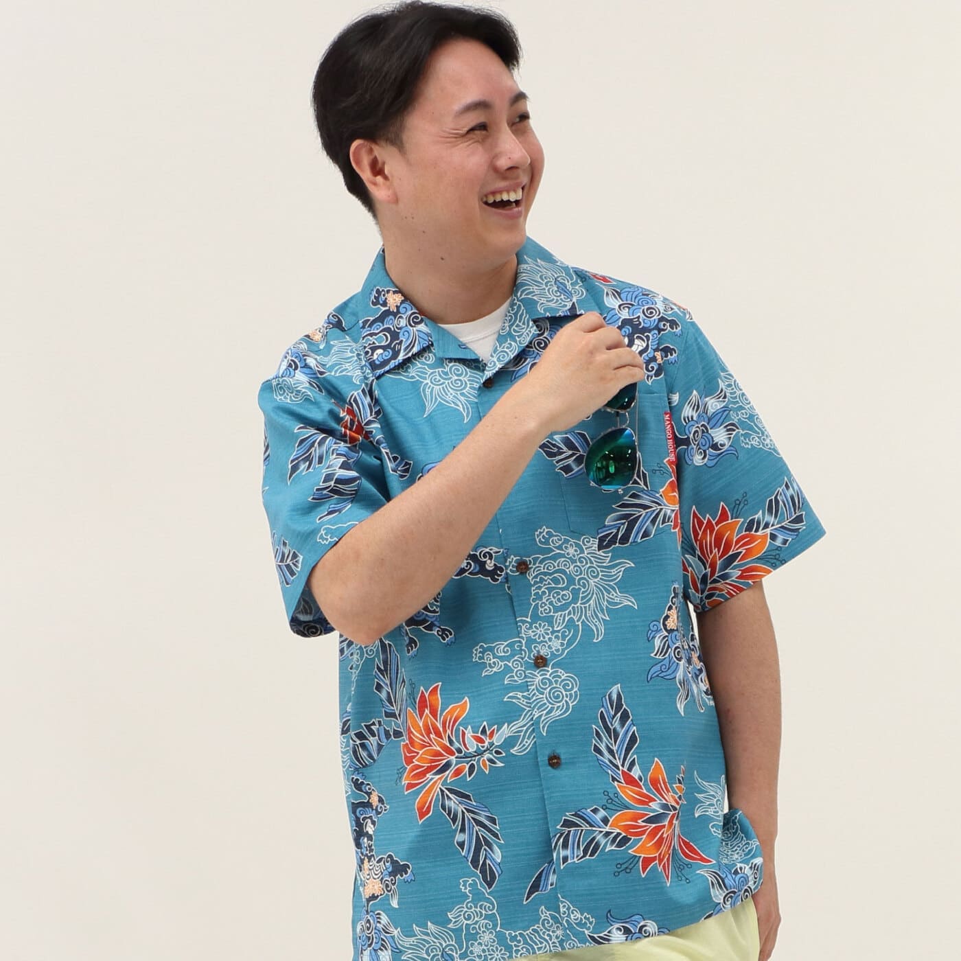 沖縄の海、夏を思わすライトブルー