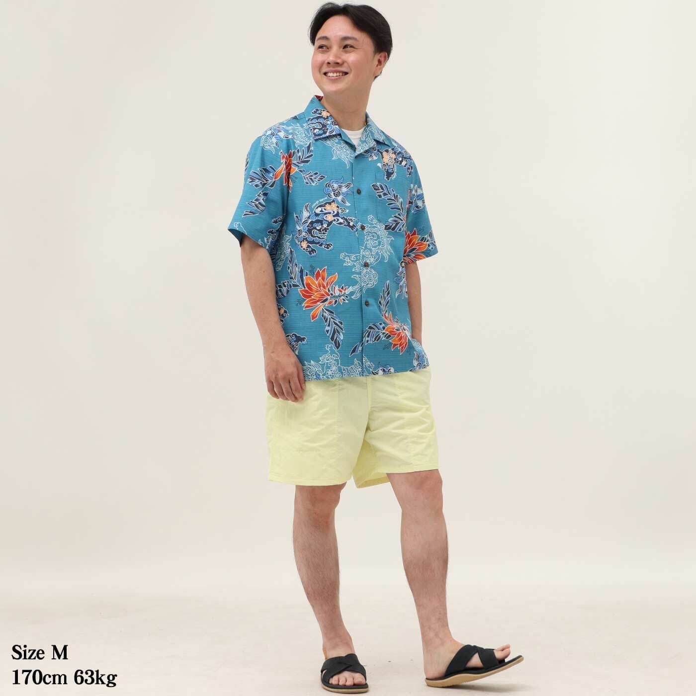 ハーフパンツと合わせれば、海辺が似合う爽やかなリゾートコーデに。沖縄旅行の散策やカフェ巡りにもぴったりで、明るく軽やかな雰囲気を楽しめます。