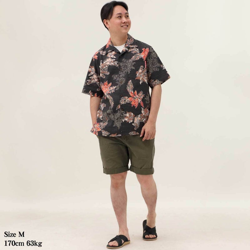 カーキのハーフパンツと合わせれば、落ち着きのある大人のリゾートコーデに。旅先の散策やショッピングにも取り入れやすく、自然体で楽しめる一着です。