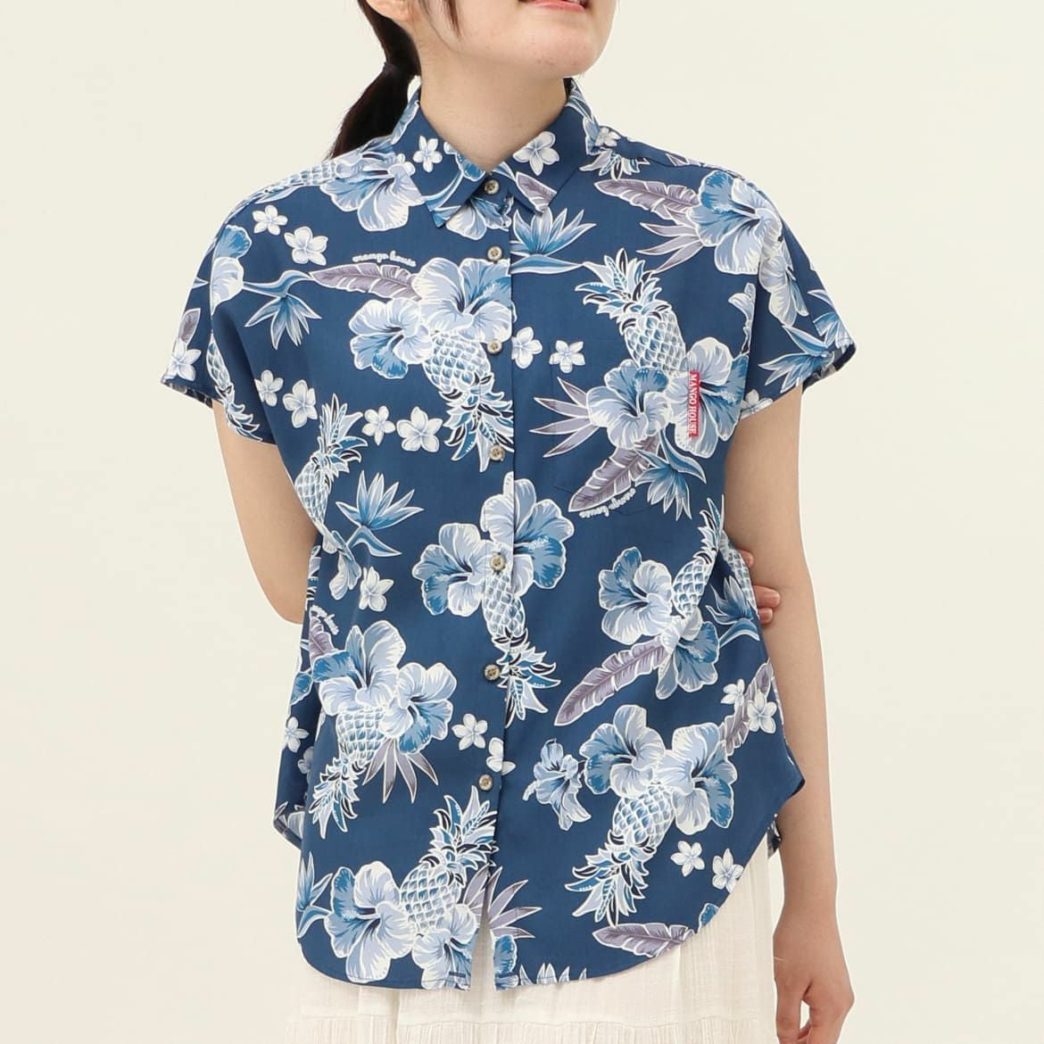 かりゆしウェア　モデル着用画像　ネイビー