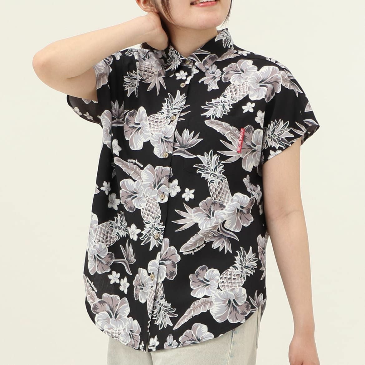 かりゆしウェア　モデル着用画像　ブラック