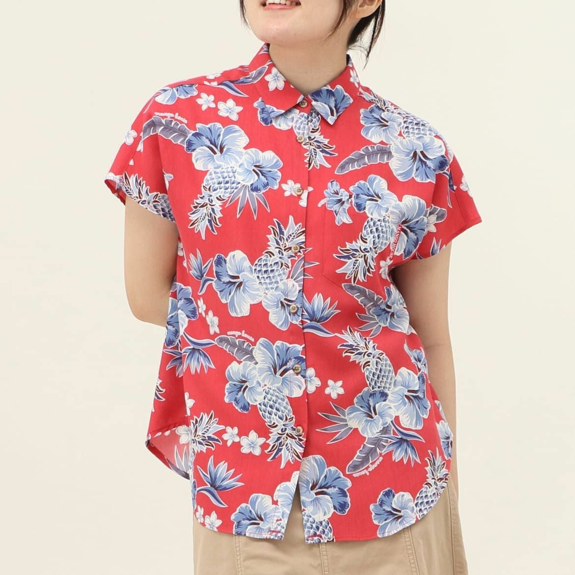 かりゆしウェア　モデル着用画像　レッド