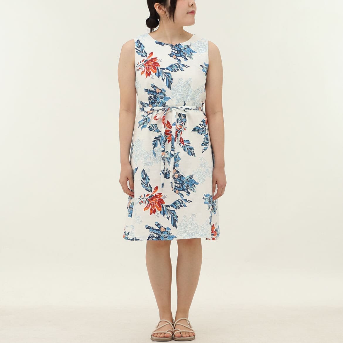 かりゆしウェア　モデル着用画像（オフブルー）