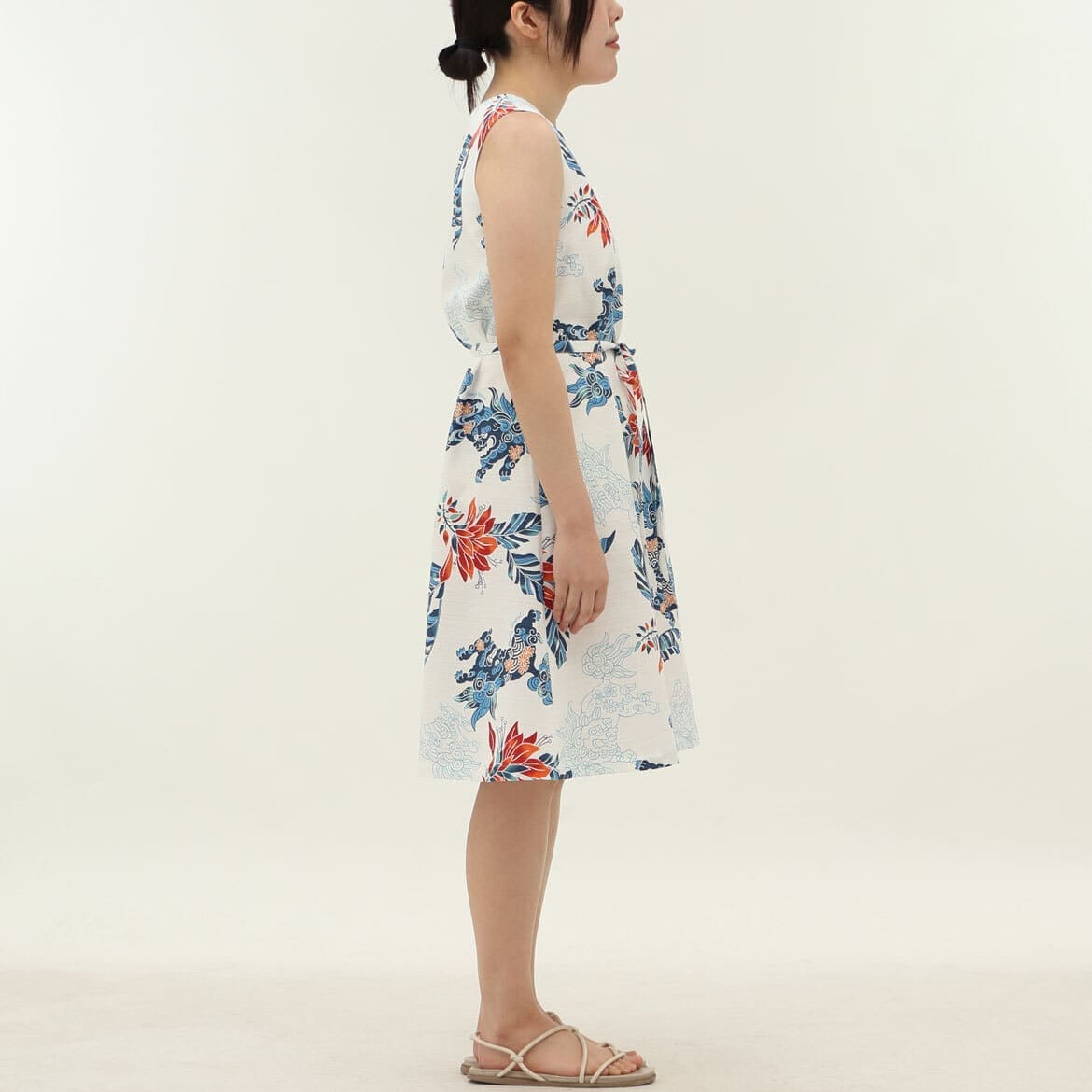 かりゆしウェア　モデル着用画像（オフブルー）