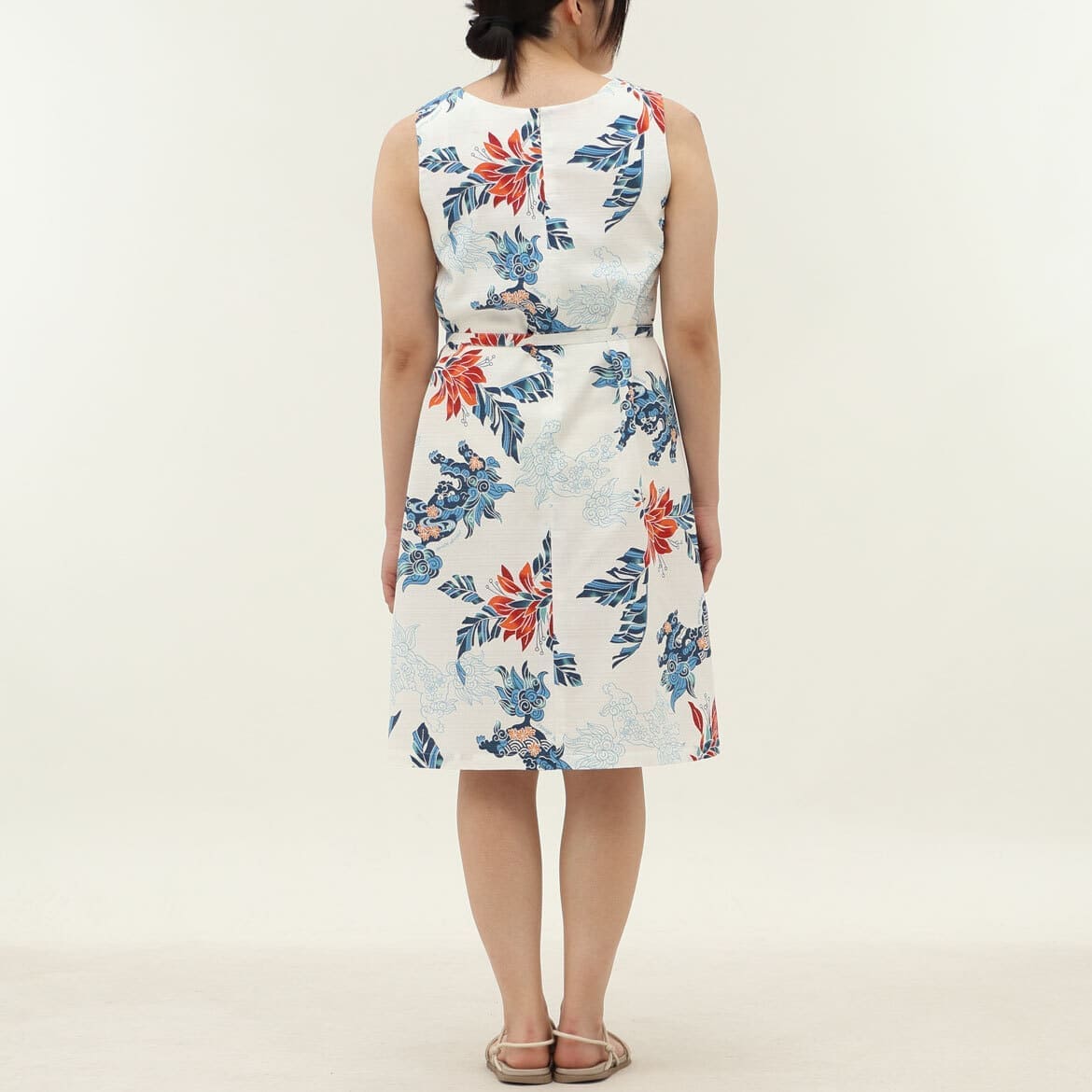 かりゆしウェア　モデル着用画像（オフブルー）