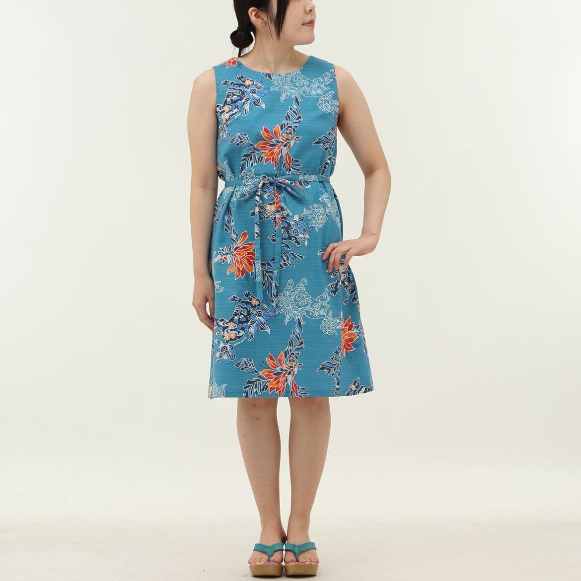 かりゆしウェア　モデル着用画像（ブルー）