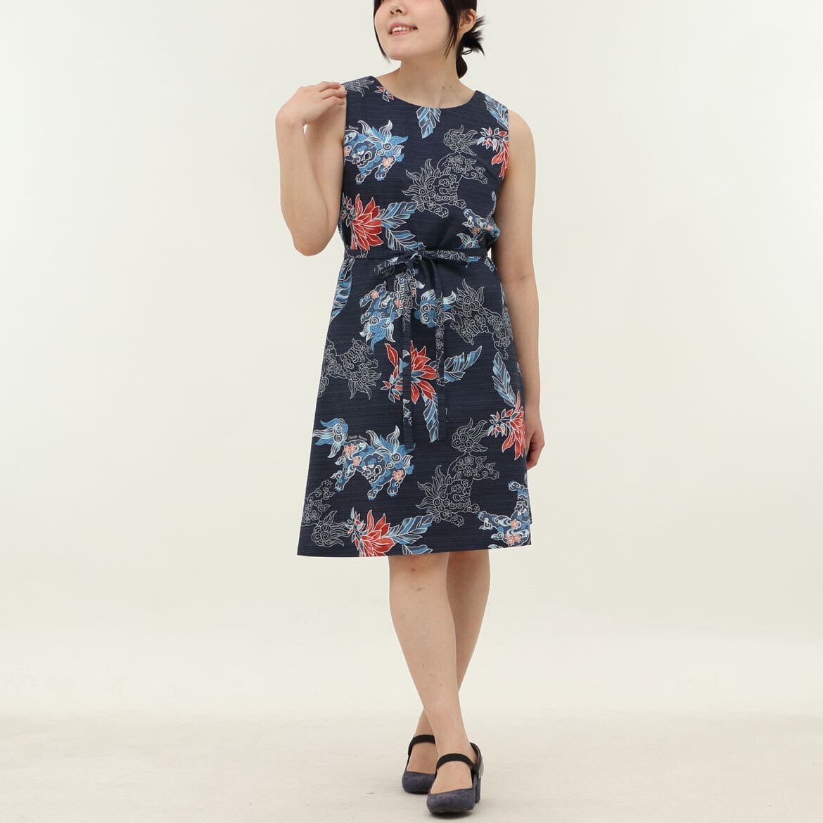 かりゆしウェア　モデル着用画像（ネイビー）