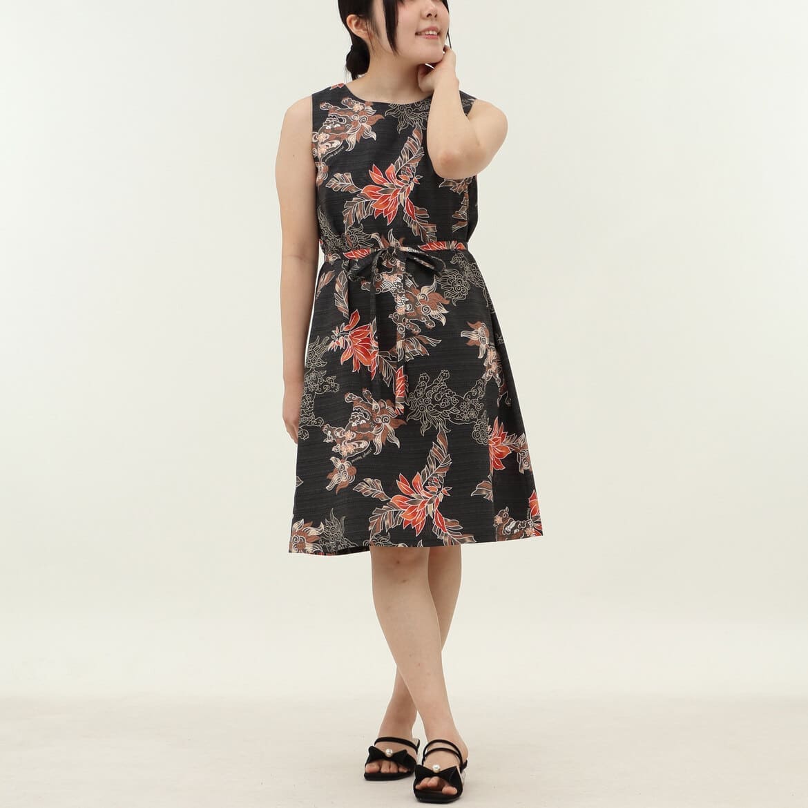 かりゆしウェア　モデル着用画像（ブラック）