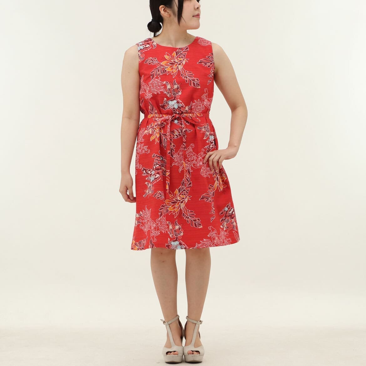 かりゆしウェア　モデル着用画像（レッド）