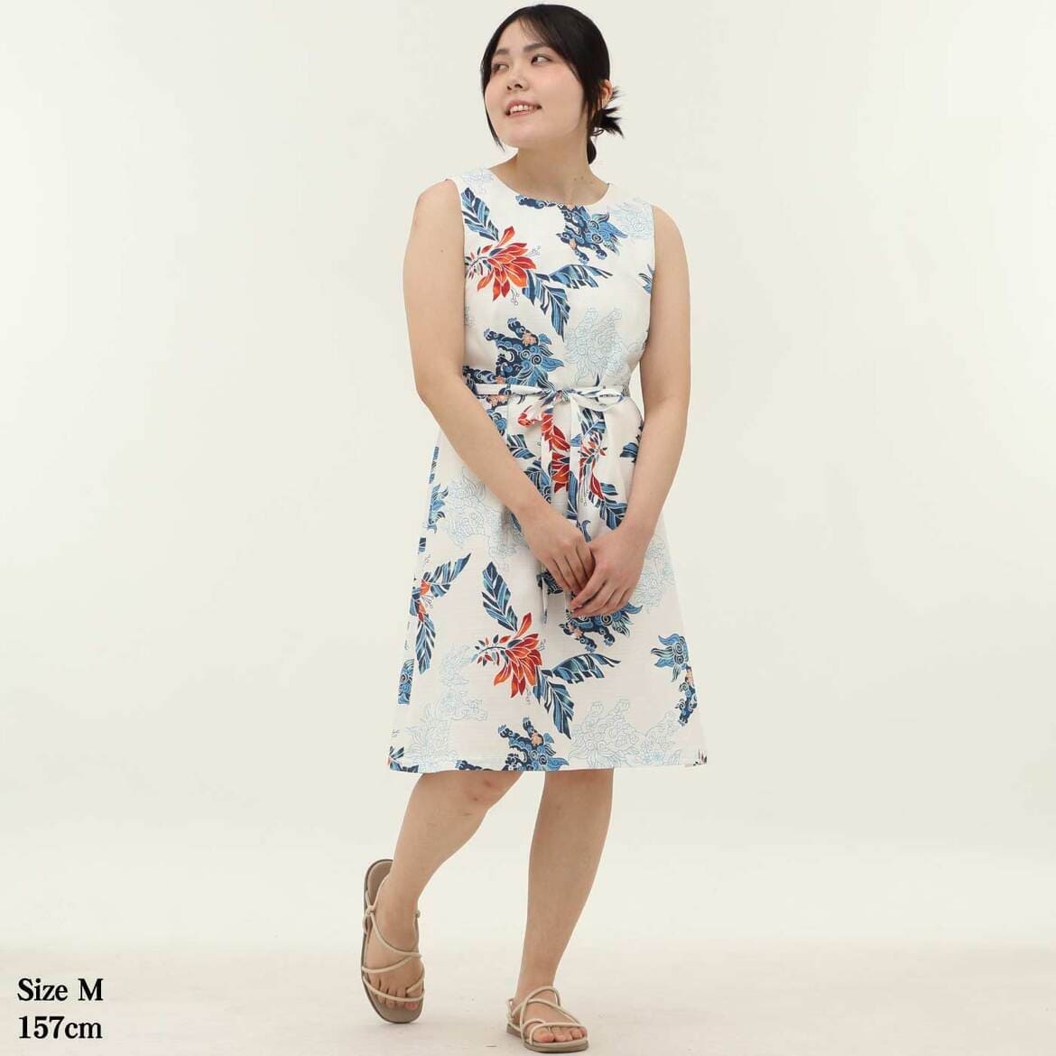 かりゆしウェア　モデル着用画像（オフブルー）