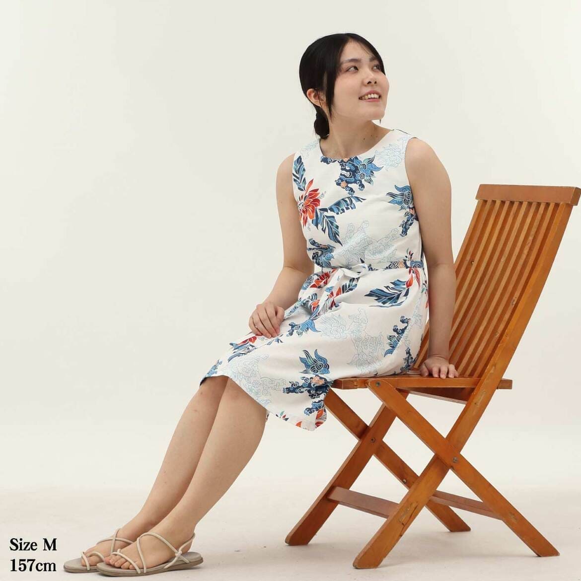 かりゆしウェア　モデル着用画像（オフブルー）