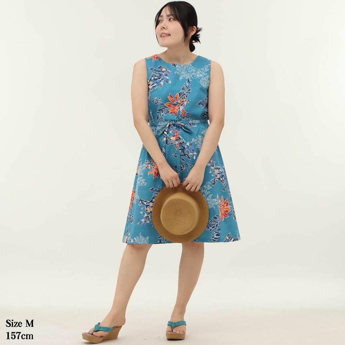 かりゆしウェア　モデル着用画像（ブルー）