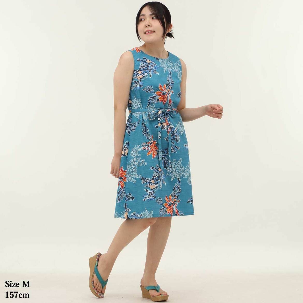 かりゆしウェア　モデル着用画像（ブルー）