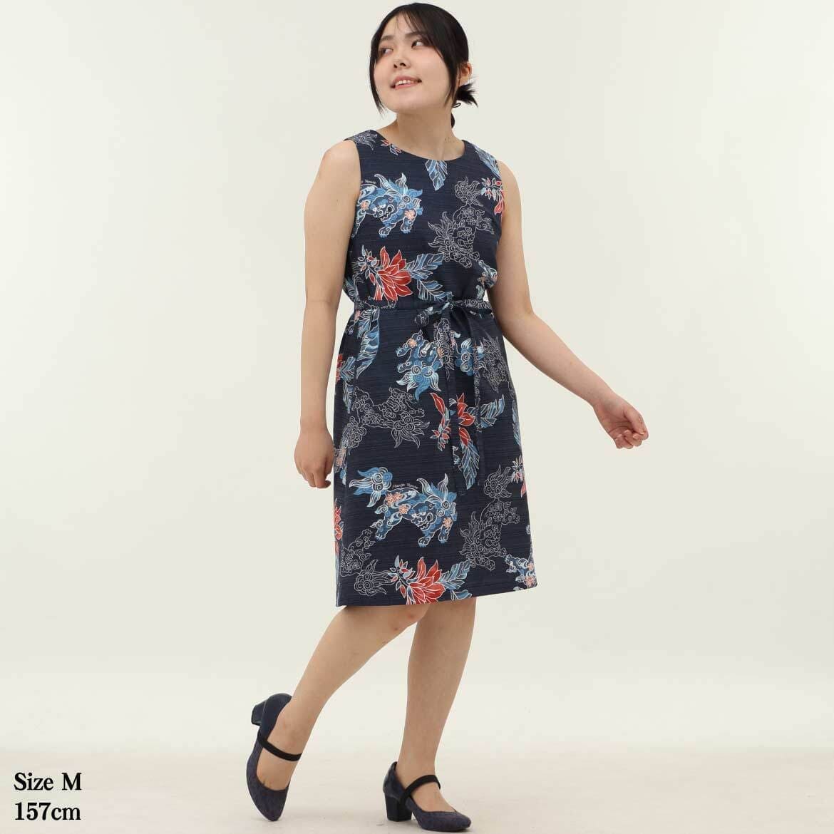 かりゆしウェア　モデル着用画像（ネイビー）