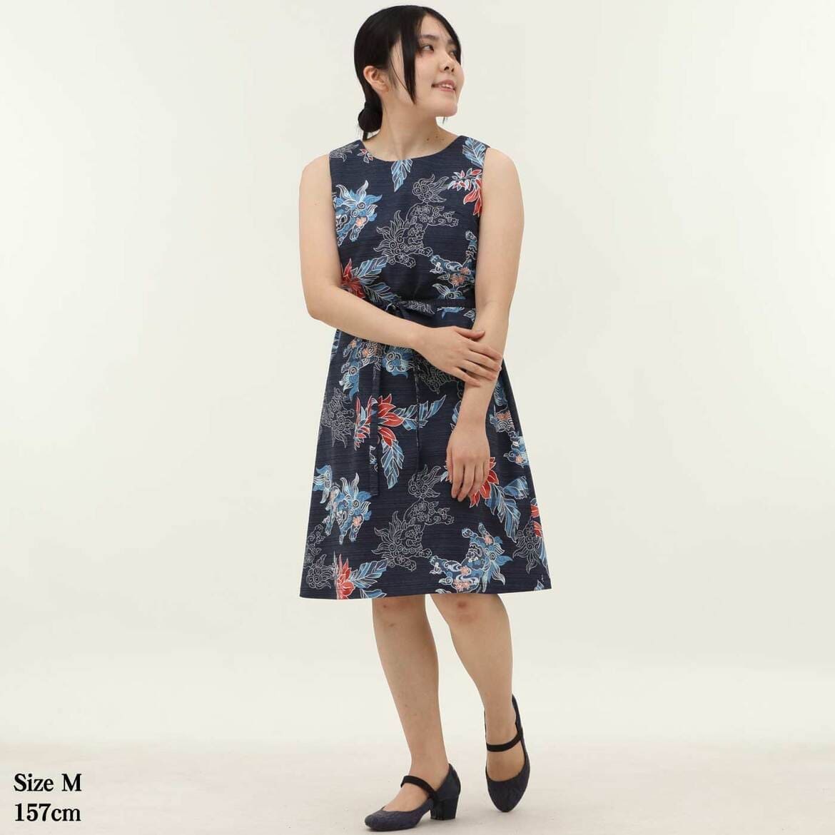 かりゆしウェア　モデル着用画像（ネイビー）