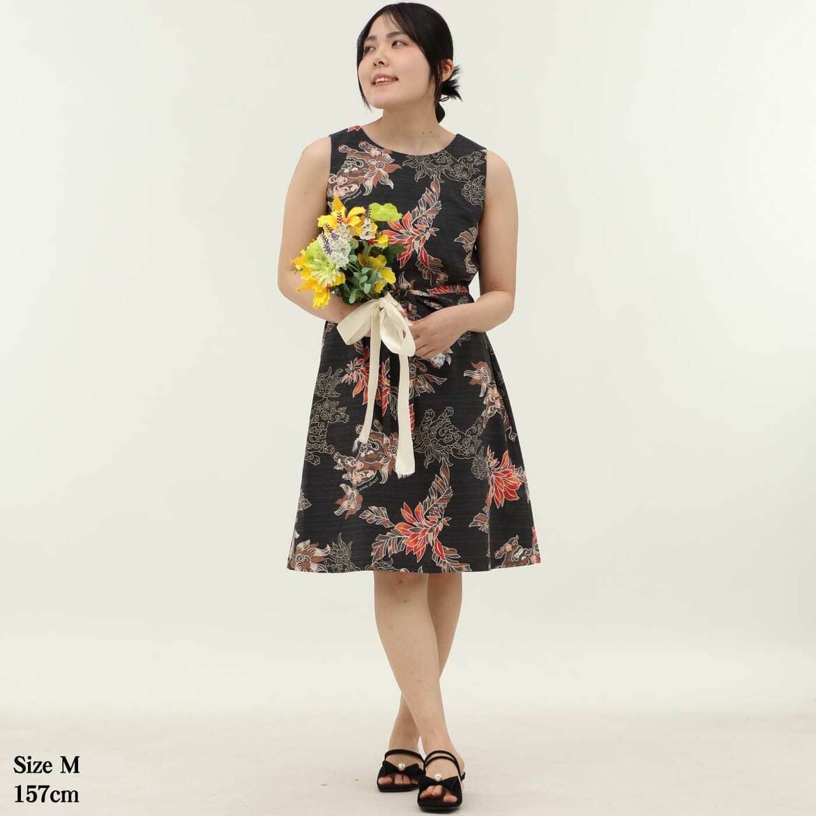 かりゆしウェア　モデル着用画像（ブラック）