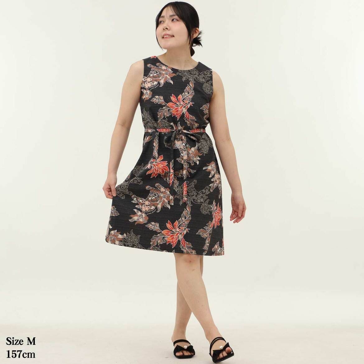 かりゆしウェア　モデル着用画像（ブラック）