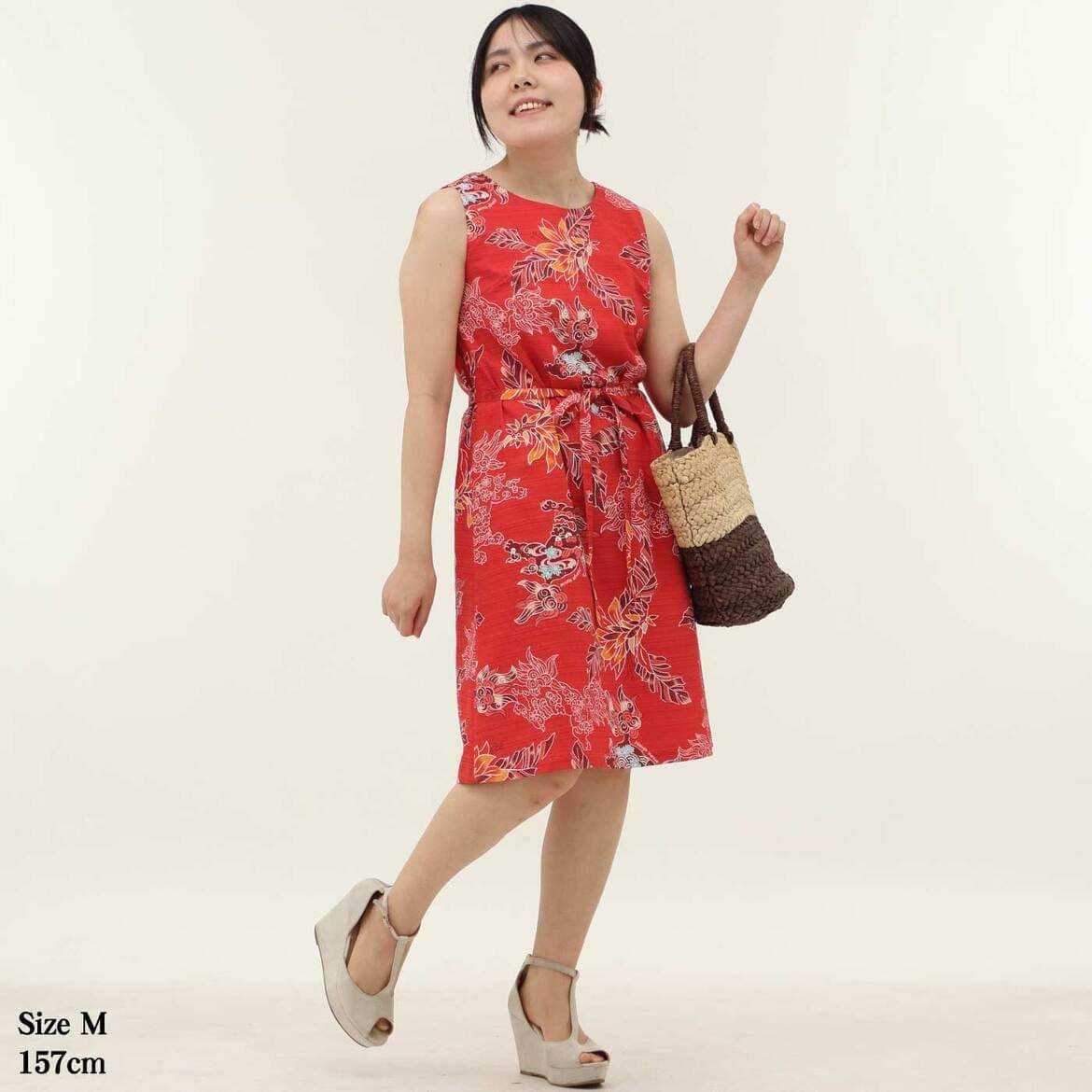 かりゆしウェア　モデル着用画像（レッド）