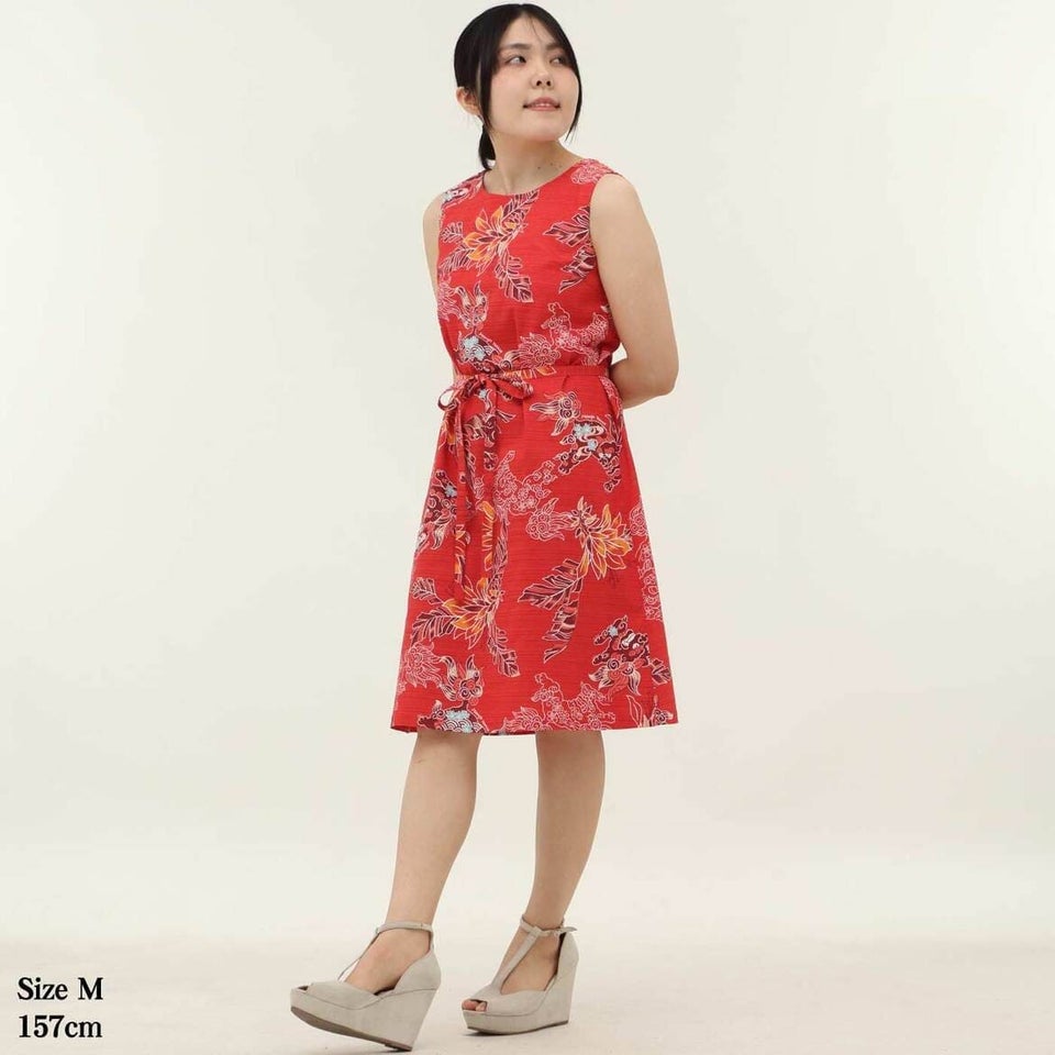 かりゆしウェア　モデル着用画像（レッド）